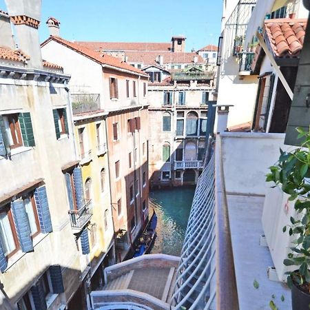 Ai Bareteri Luxury Canal View Венеция Екстериор снимка