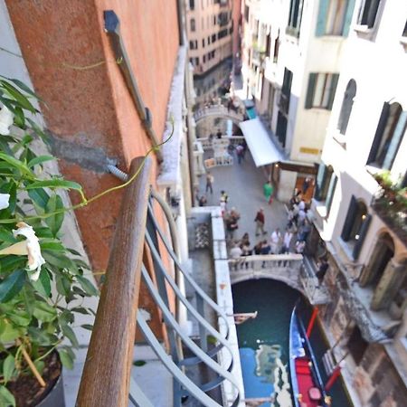 Ai Bareteri Luxury Canal View Венеция Екстериор снимка