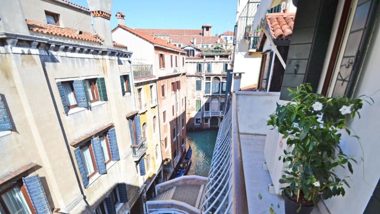 Ai Bareteri Luxury Canal View Венеция Екстериор снимка