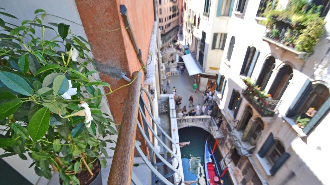 Ai Bareteri Luxury Canal View Венеция Екстериор снимка