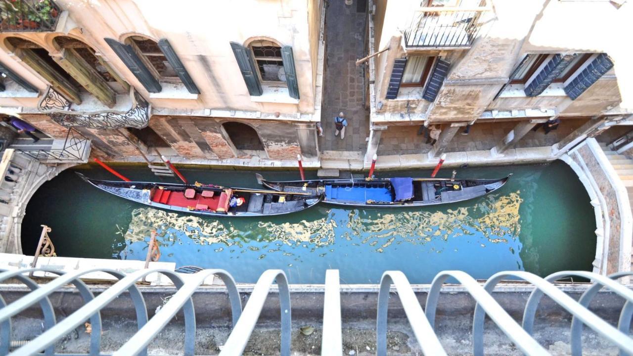 Ai Bareteri Luxury Canal View Венеция Екстериор снимка