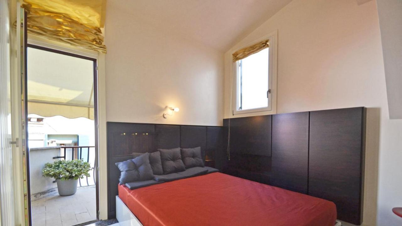 Ai Bareteri Luxury Canal View Венеция Екстериор снимка