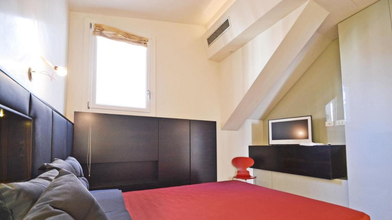 Ai Bareteri Luxury Canal View Венеция Екстериор снимка