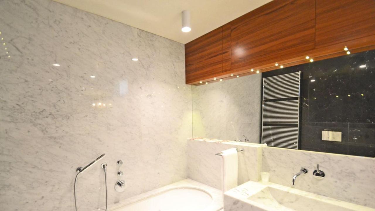 Ai Bareteri Luxury Canal View Венеция Екстериор снимка