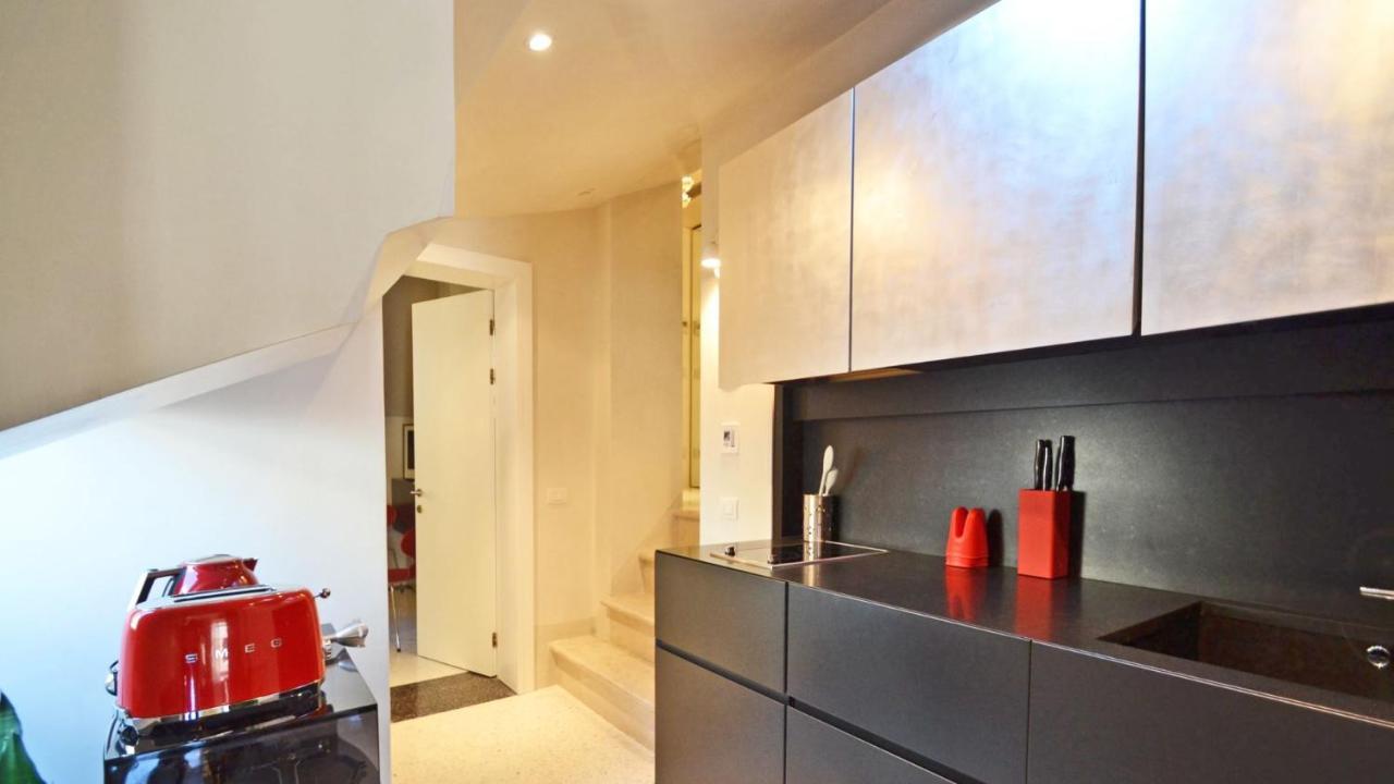 Ai Bareteri Luxury Canal View Венеция Екстериор снимка